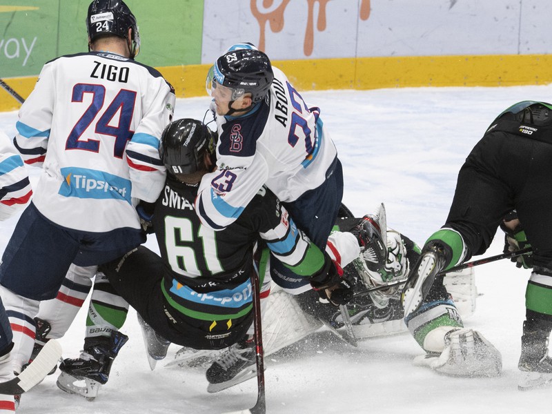 Na snímke zľava Tomáš Žigo (Slovan), Ondřej Šmach (Nové Zámky) a Jindřich Abdul (Slovan)  počas predohrávky 50. kola hokejovej Tipsport ligy Slovan Bratislava - HC Mikron Nové Zámky