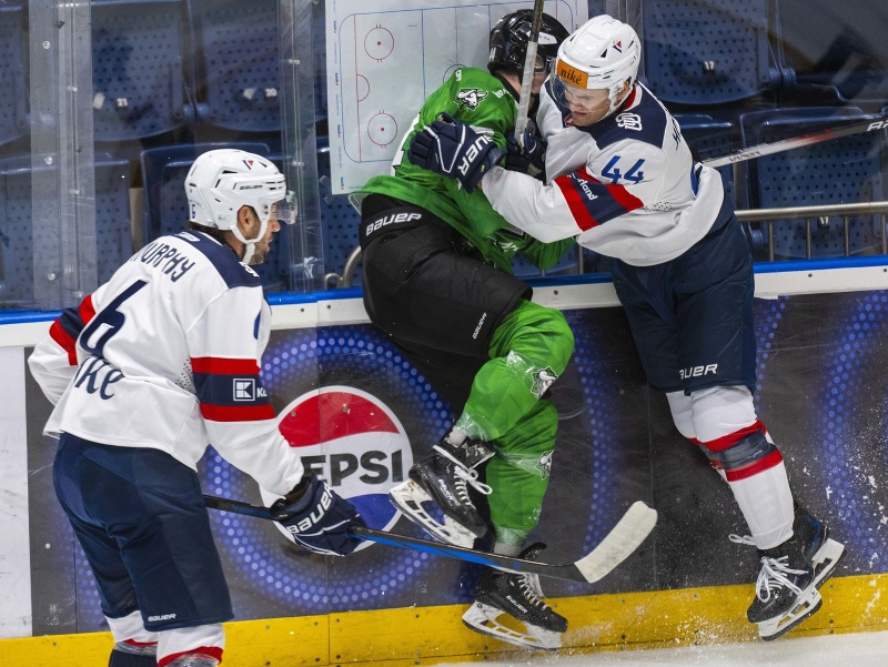 Zľava Wade Daniel Murphy (Slovan), Jakub Ružek (Nové Zámky) a Mitchell Mckenna Hoelscher (Slovan) v súboji