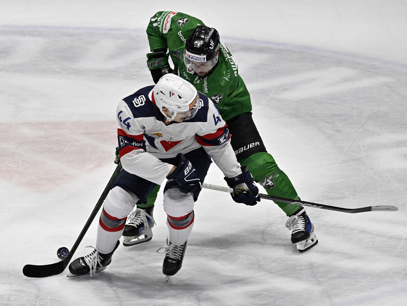 Mitchell Hoelscher z HC Slovan a Justin Ducharme z HC Nové Zámky v súboji o puk
