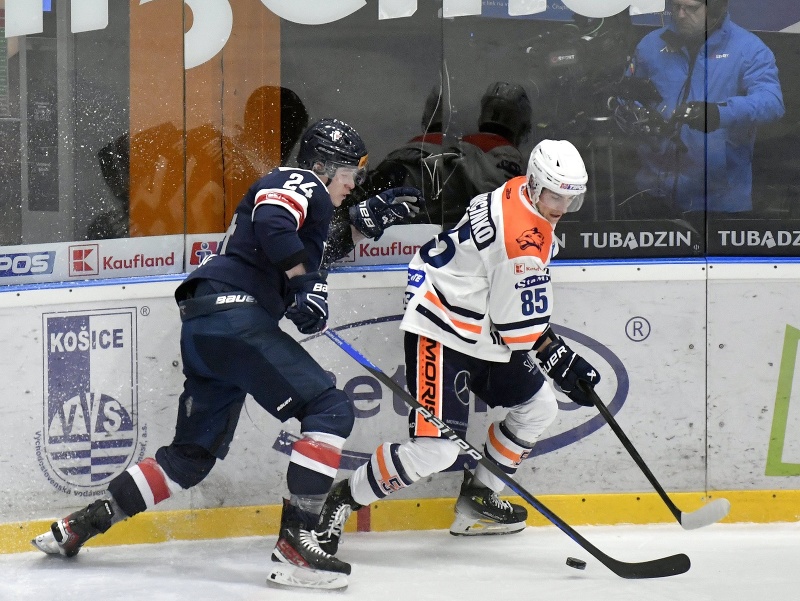 Na snímke zľava Pavol Štetka (Slovan) a Ján Marcinko (Michalovce)