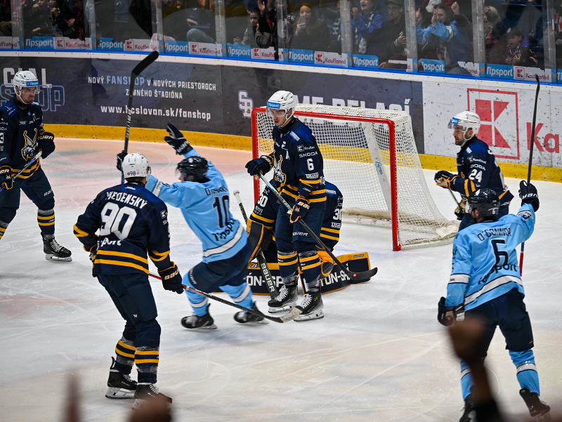 Hráči tímu HC Slovan Bratislava sa radujú po strelení gólu na 1:0
