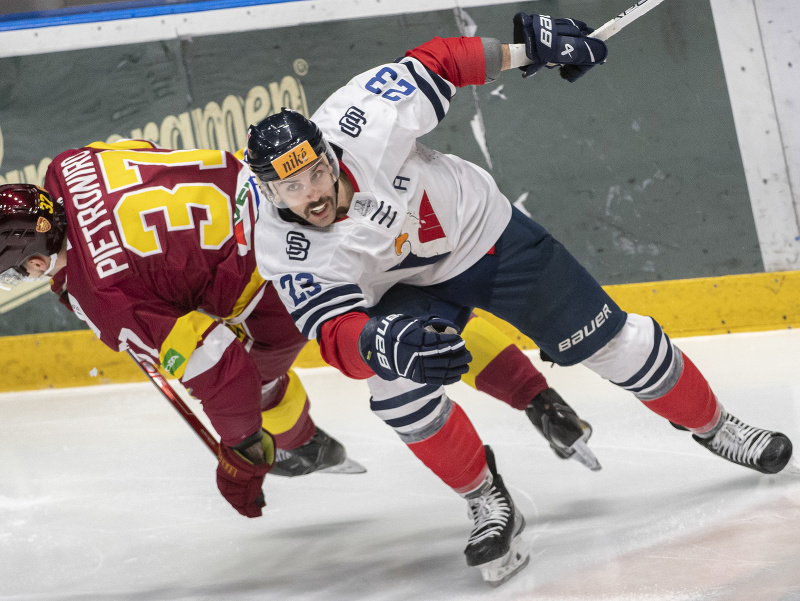 Brant Harris (Slovan) a vľavo Phil Pietroniro (Trenčín) bojujú o puk