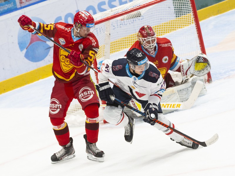 Na snímke zľava Erik Rajnoha (Dukla), Dominik Jendek (Slovan) a Michal Valent (Dukla)