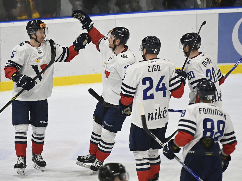 Na snímke zľava Carl Ackered (HC Slovan Bratislava) oslavuje prvý gól so spoluhráčmi