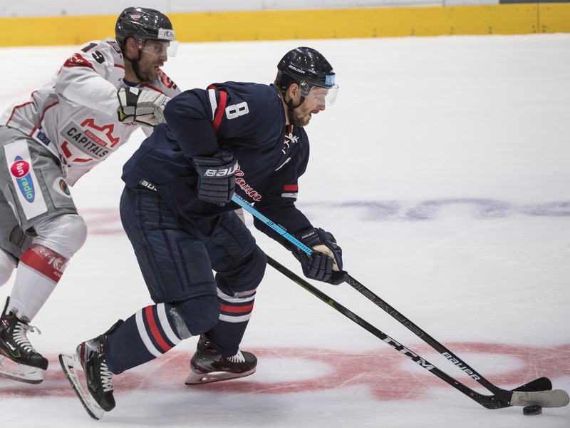 Na snímke vpravo Michal Sersen (Slovan) a vľavo Michel Miklík (Capitals) v prípravnom hokejovom zápase medzi HC Slovan Bratislava - iClinic Bratislava Capitals