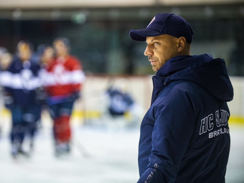 Tréner HC Slovan Bratislava Ján Pardavý sleduje svojich zverencov na tréningu počas štartu prípravy pred novou sezónou Tipos Extraligy