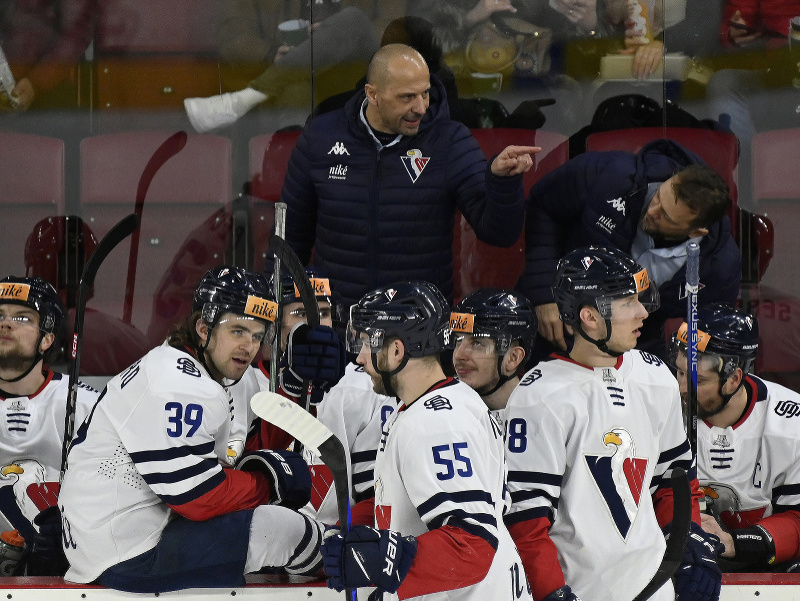 Na snímke uprostred tréner HC Slovan Bratislava Ján Pardavý hovorí k hráčom