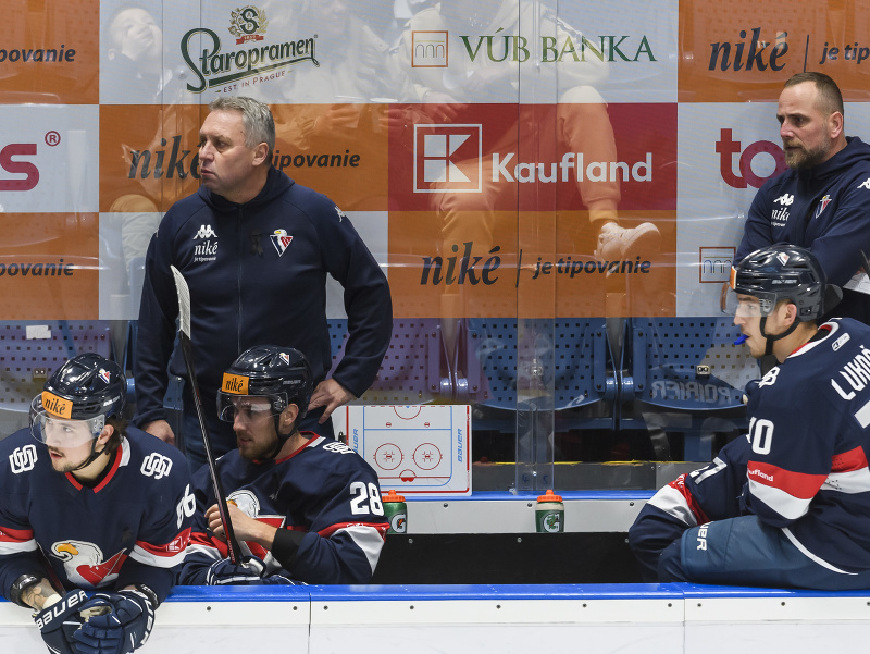 Zľava tréner HC Slovan Peter Oremus a asistent trénera HC Slovan Andrej Kmeč