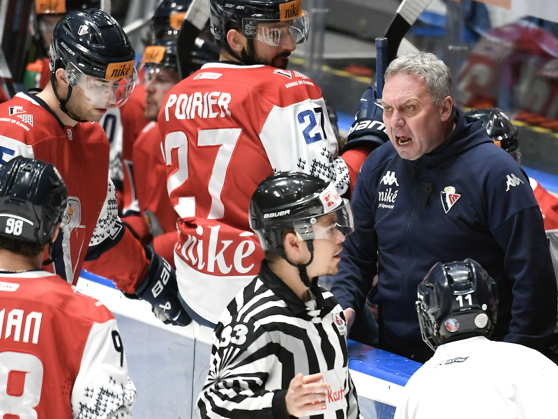 Tréner Slovana Peter Oremus v zápase 30. kola Tipos extraligy v hokeji HC Slovan Bratislava - HK Nitra 