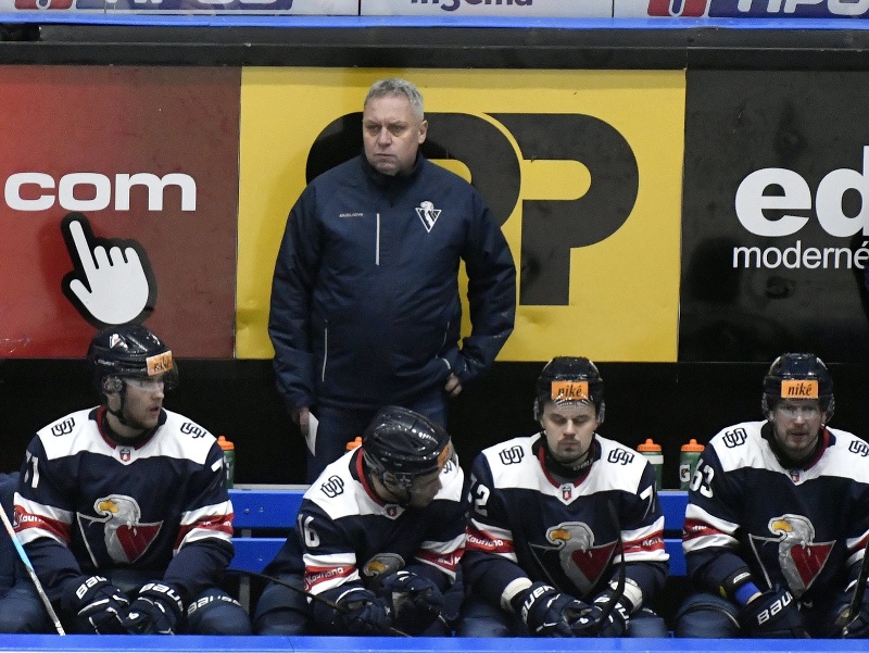 Na snímke hore na striedačke tréner HC Slovan Bratislava Peter Oremus