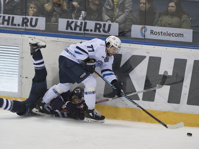 Priľahnutý Ryan Garbutt (HC Slovan) 