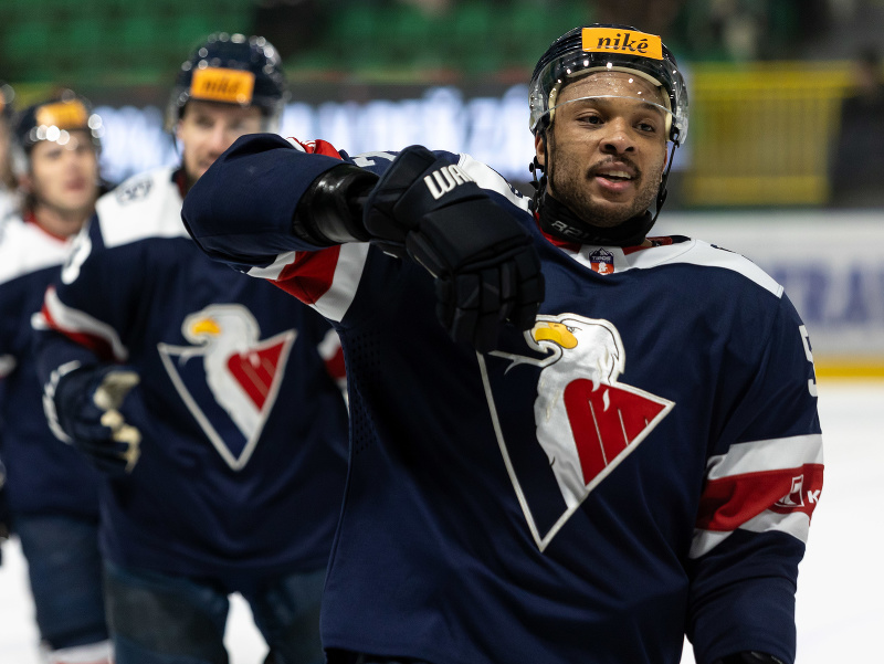 Sena Acolatse oslavuje gól HC Slovan Bratislava