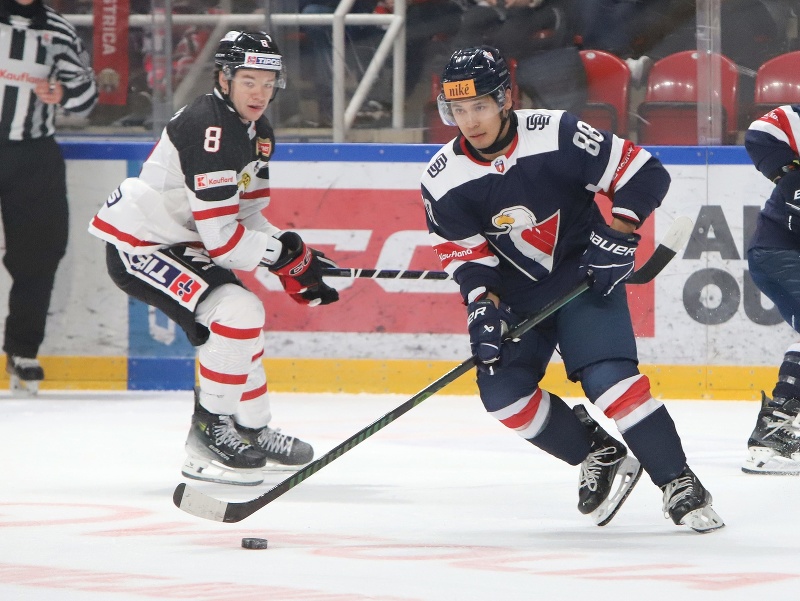 Zľava Collin Adams (Banská Bystrica) a Ryan Ortega (Slovan) bojujú o puk