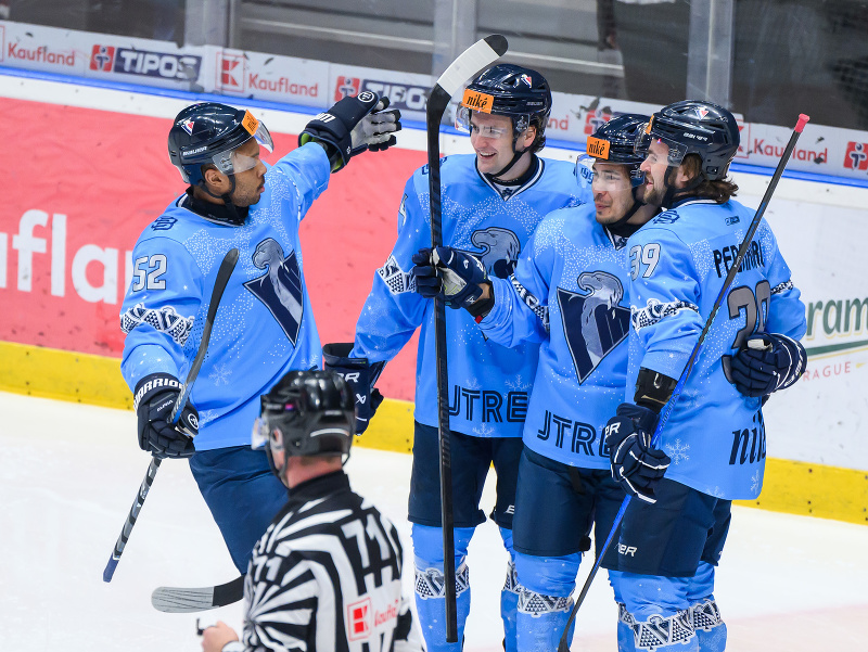 Na snímke hráči Slovana sa tešia z gólu zľava Sena Wendell Acolatse (Slovan), Mitchell Mckenna Hoelscher (Slovan), Austin Ryan Ortega (Slovan) a Liam Pecararo (Slovan)