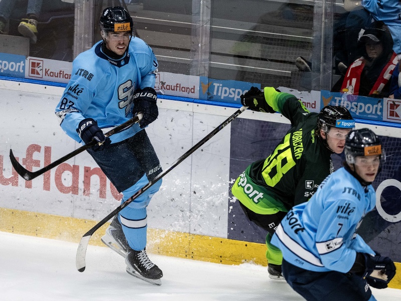 Na snímke zľava Tomáš Královič (Slovan), Ryder Jade Korczák (Žilina) a Andrej Fabuš (Slovan)