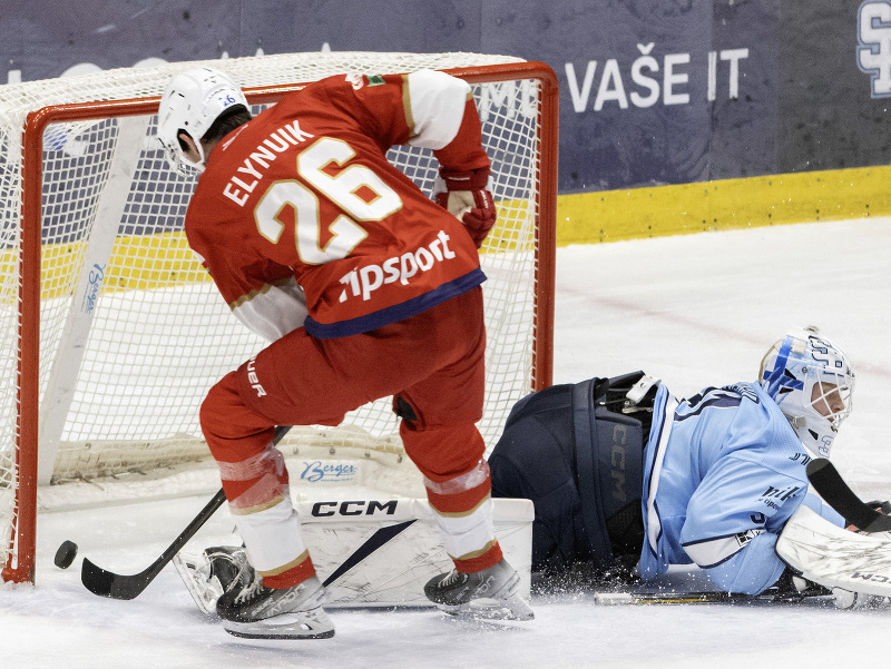 Na snímke vpravo brankár Slovana Henri Kiviaho dostáva gól, ktorý strelil Pat Elynuik (Liptovský Mikuláš) v zápase 10. kola hokejovej Tipsport extraligy 
