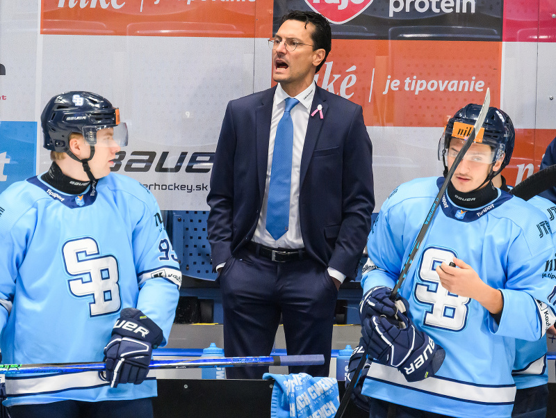 Zľava Jonáš Peterek (Slovan), tréner HC Slovan Brad Tapper a Dominik Jendek (Slovan)
