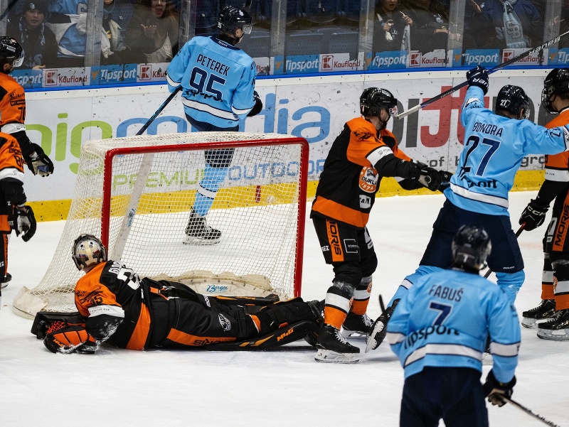 Hokejisti HC slovan Bratislava oslavujú gól
