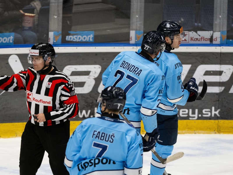 Hokejisti HC slovan Bratislava oslavujú gól