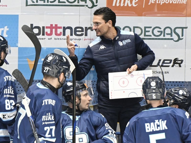 Tréner Slovana Brad Tapper rozdáva pokyny svojim zverencom