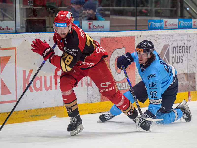 Zľava Dávid Nátny (Prešov) a Turner Kent Elson (Slovan) v súboji 