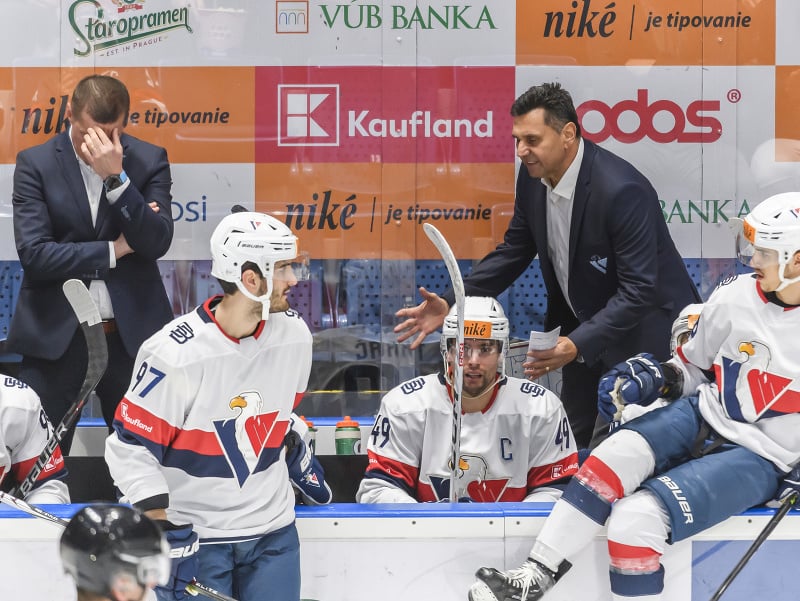 Tréner HC Slovan Vladimír Růžička na lavičke počas zápasu