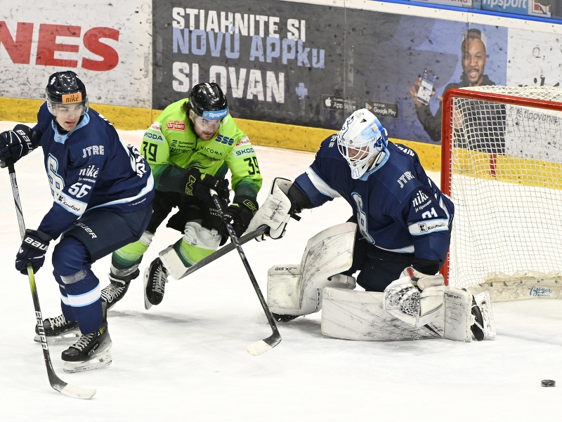 Uprostred Brendan Ranford (Žilina), vľavo Fabian Andrej Ličko a vpravo brankár Henri Kiviaho (obaja Slovan) 
