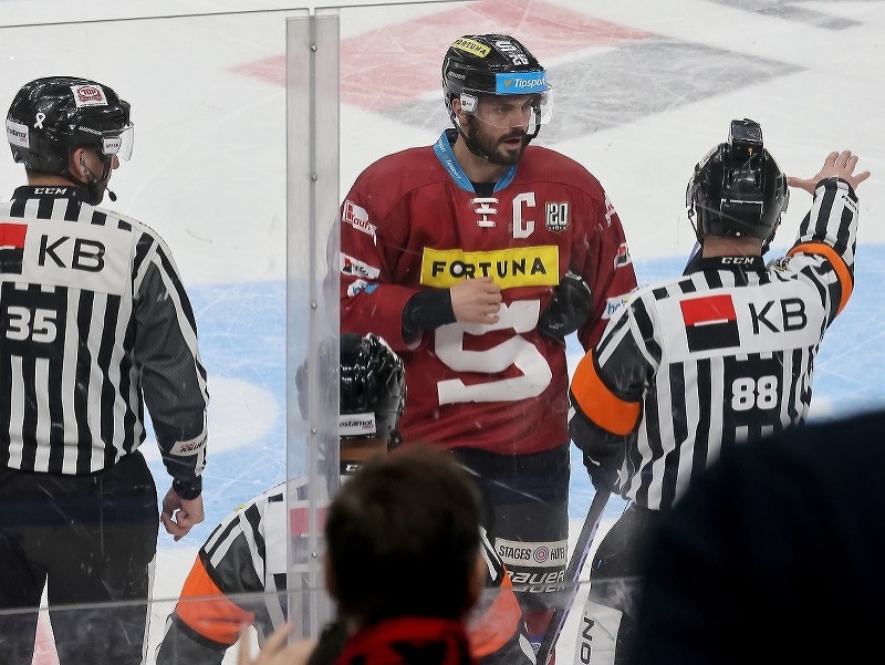 Michal Řepík pri rozhodcoch