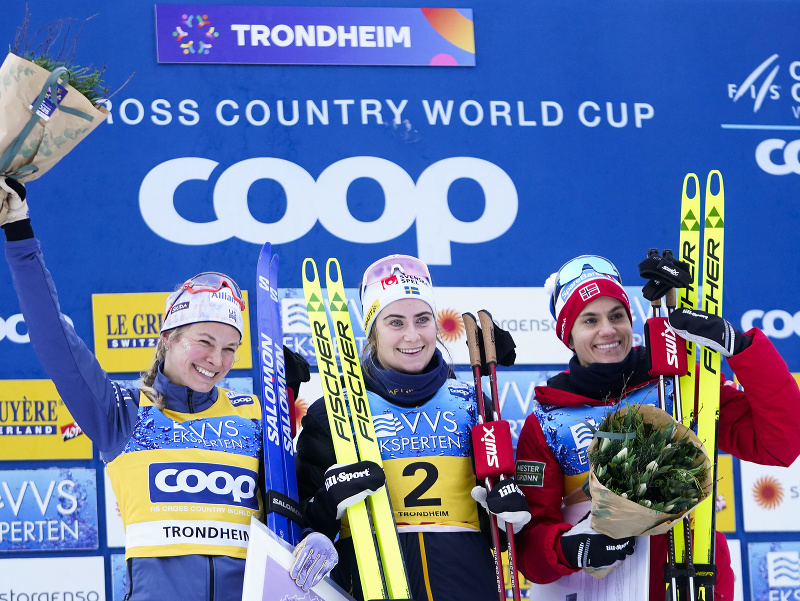 Švédska bežkyňa na lyžiach Ebba Anderssonová (uprostred) zvíťazila v sobotnom skiatlone Svetového pohára v nórskom Trondheime. Na druhom mieste skončila Američanka Jessie Digginsová (vľavo) a tretia bola Nórka Heidi Wengová (vpravo).