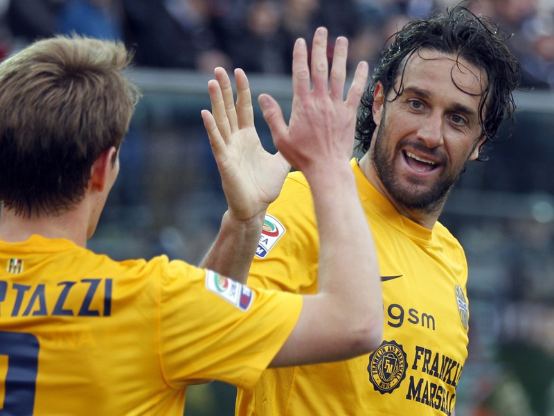 Luca Toni sa raduje z gólu s Michelangelom Albertazzim