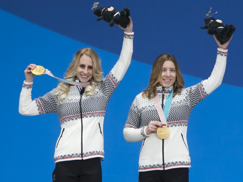 Slovenská paralympionička Henrieta Farkašová a navádzačka Natália Šubrtová počas medailového ceremoniálu na ZPH 2018 v juhokórejskom Pjongčangu
