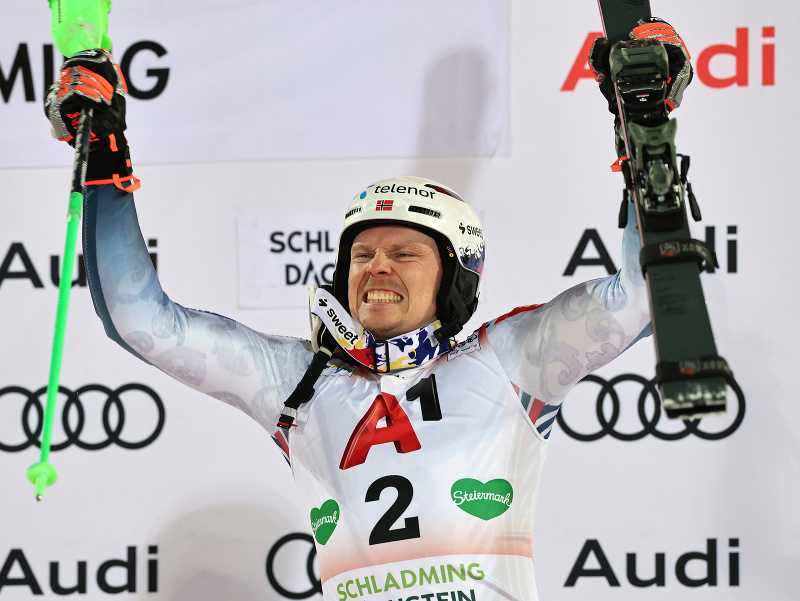 Nór Henrik Kristoffersen oslavuje na pódiu svoj triumf v nočnom slalome v Schladmingu