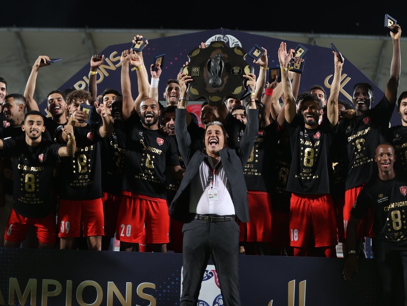 Hernán Crespo sa s tímom Ad-Duhajl raduje z trofeje