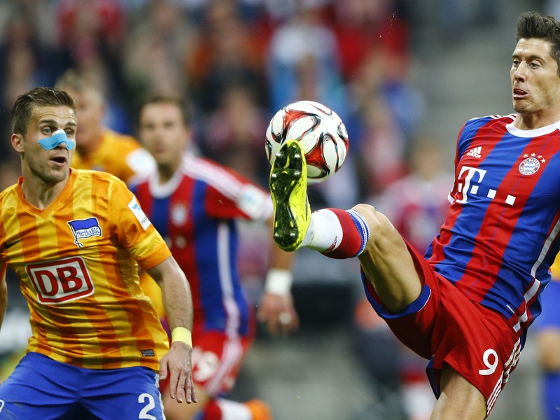 Peter Pekarík (vľavo) a Robert Lewandowski