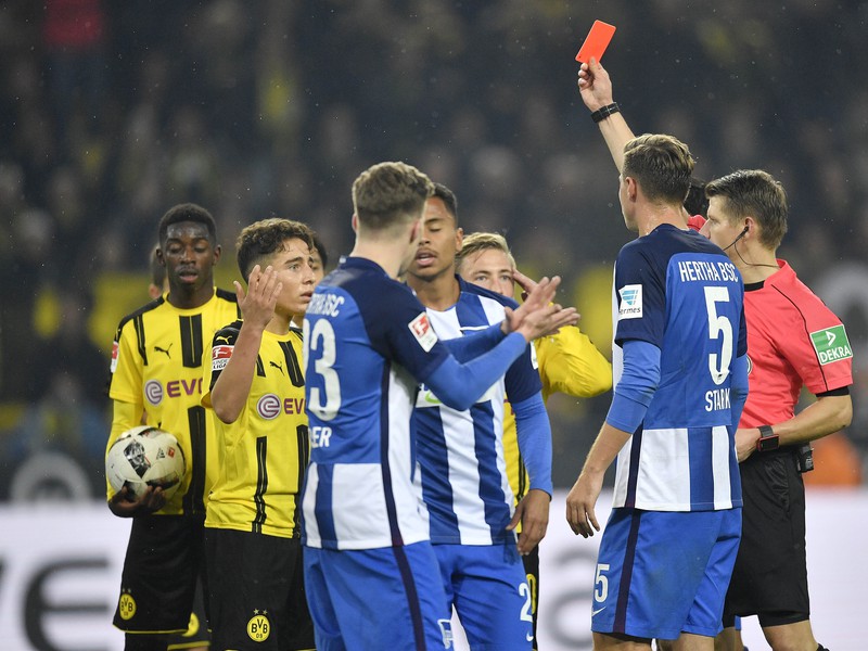 Emre Mor za nešportové správanie dostáva červenú kartu