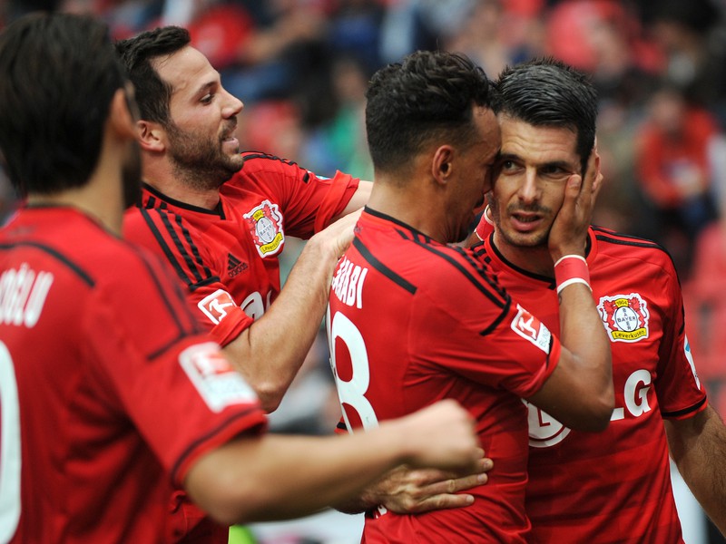 Emir Spahič z Leverkusenu oslavuje gól so spoluhráčmi