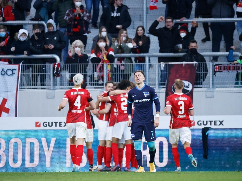 Futbalisti Freiburgu sa tešia z gólu na 3:0, v popredí Peter Pekarík z Herthy Berlín