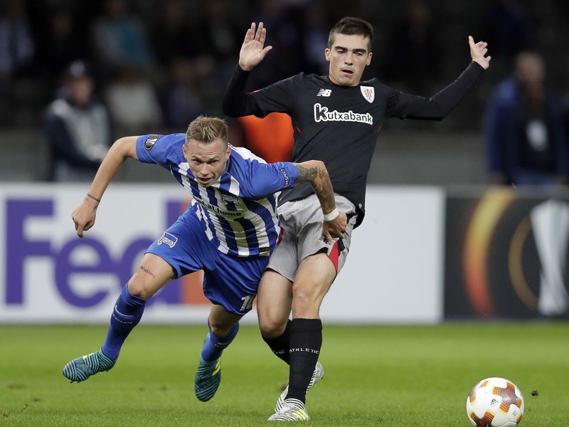 Ondrej Duda (vľavo) z Herthy a Inigo Cordoba z Bilbaa v súboji o loptu