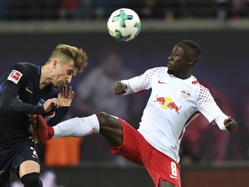 Na snímke Peter Pekarík práve utrpel zranenie