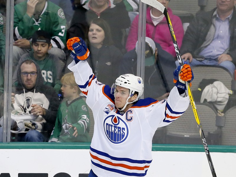 Kapitán Edmontonu Connor McDavid sa teší po strelení hetriku