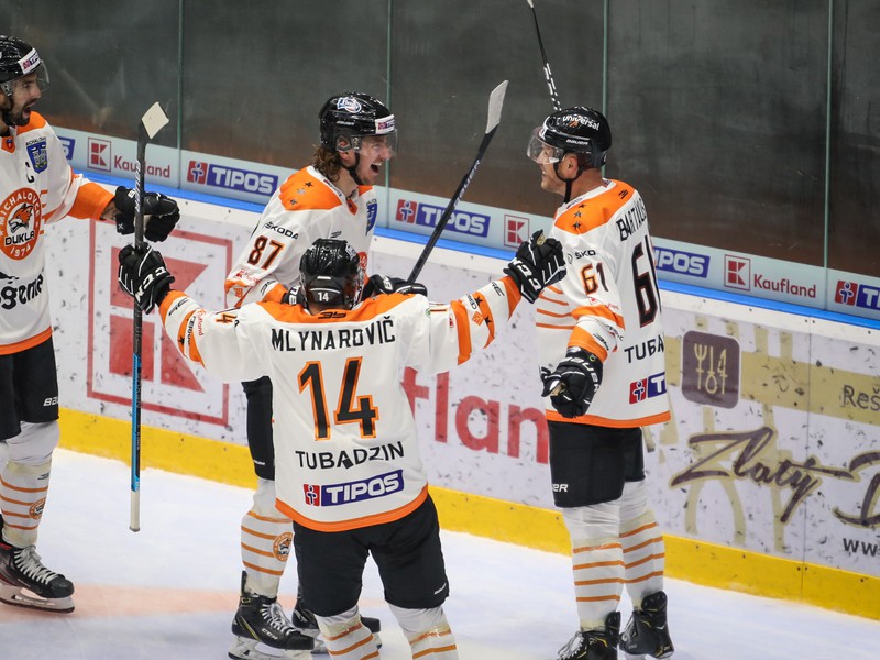 Hokejisti Michaloviec oslavujú gól 