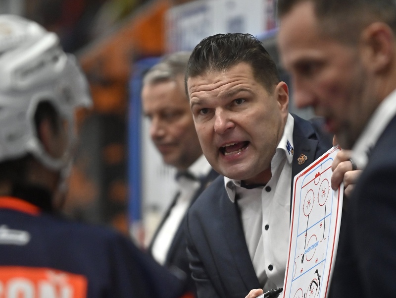 Na snímke uprostred tréner HK Dukla Ingema Michalovce Tomek Valtonen