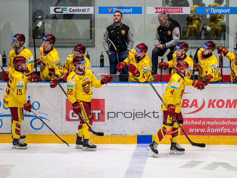Na snímke hokejisti Trenčína sa tešia z gólu počas zápasu baráže o účasť v Tipsport lige