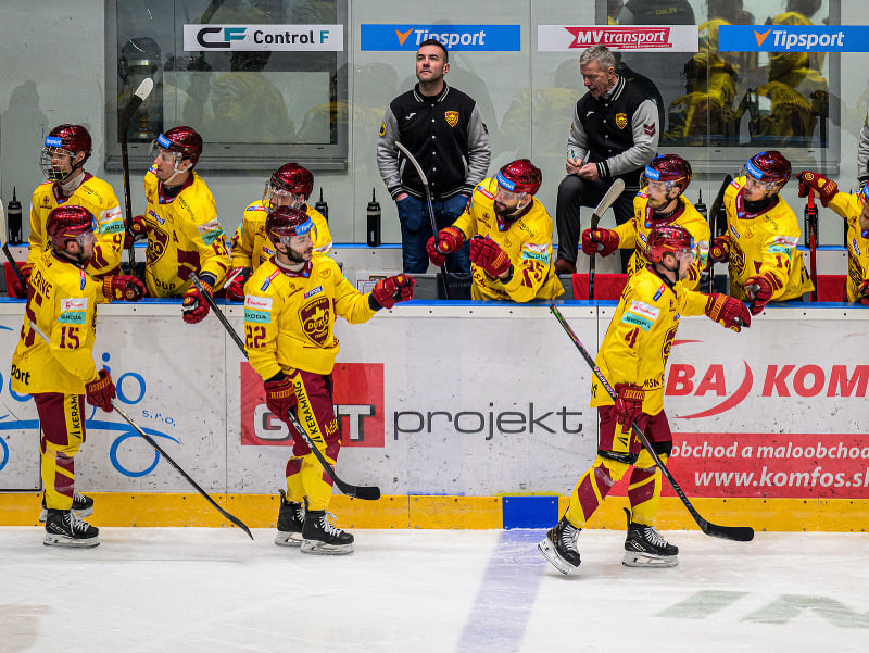 Na snímke hokejisti Trenčína sa tešia z gólu počas zápasu 5. kola baráže o účasť v Tipsport lige
