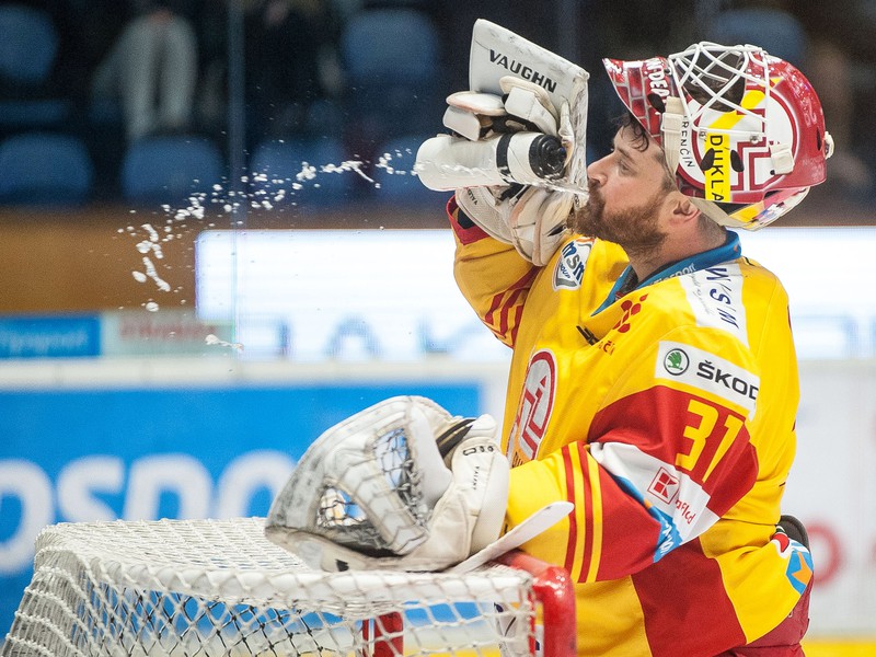 Na snímke brankár Michal Valent (Trenčín) v piatom zápase semifinále playoff Tipsport Ligy v hokeji HKM Zvolen - HK Dukla Trenčín 