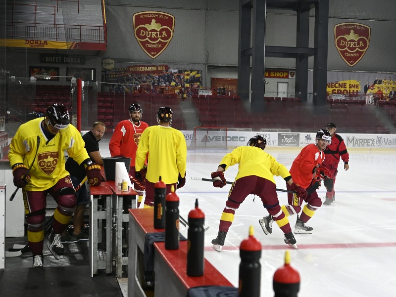 Hokejisti HK Dukla Trenčín počas tréningu na ľadovej ploche