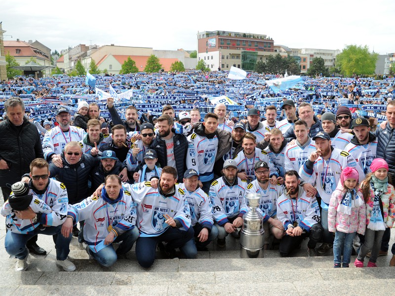 Hráči HK Nitra počas osláv majstrovského titulu