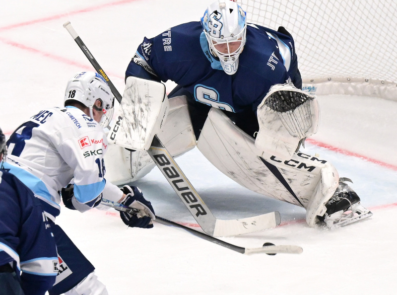 Zľava Adam Nemec (Nitra) a brankár Henri Kiviaho (Slovan)
