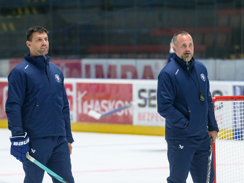 Na snímke vľavo asistent trénera Ivan Švarný a tréner Andrej Kmeč počas prvého tréningu hokejistov HK Nitra na ľade pred novým ročníkom hokejovej Tipsport ligy