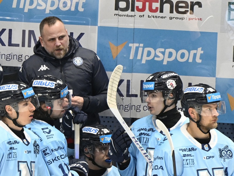 tréner Nitry Andrej Kmeč počas zápasu 45. kola Tipsport ligy 